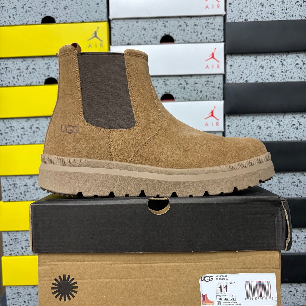 UGG Chelsea Boot – Suede Pull-On Ankle Boot with Contrast Elastic Gusset, Shearling Lining & Chunky Lug Sole in Wheat