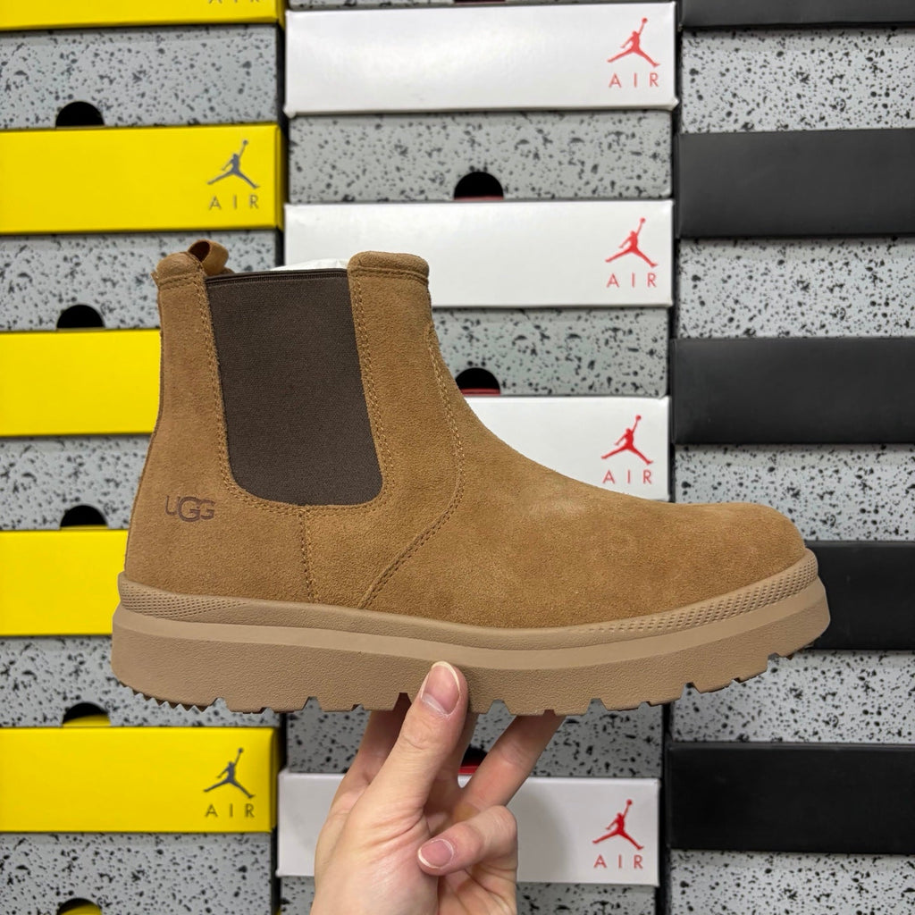 UGG Chelsea Boot – Suede Pull-On Ankle Boot with Contrast Elastic Gusset, Shearling Lining & Chunky Lug Sole in Wheat